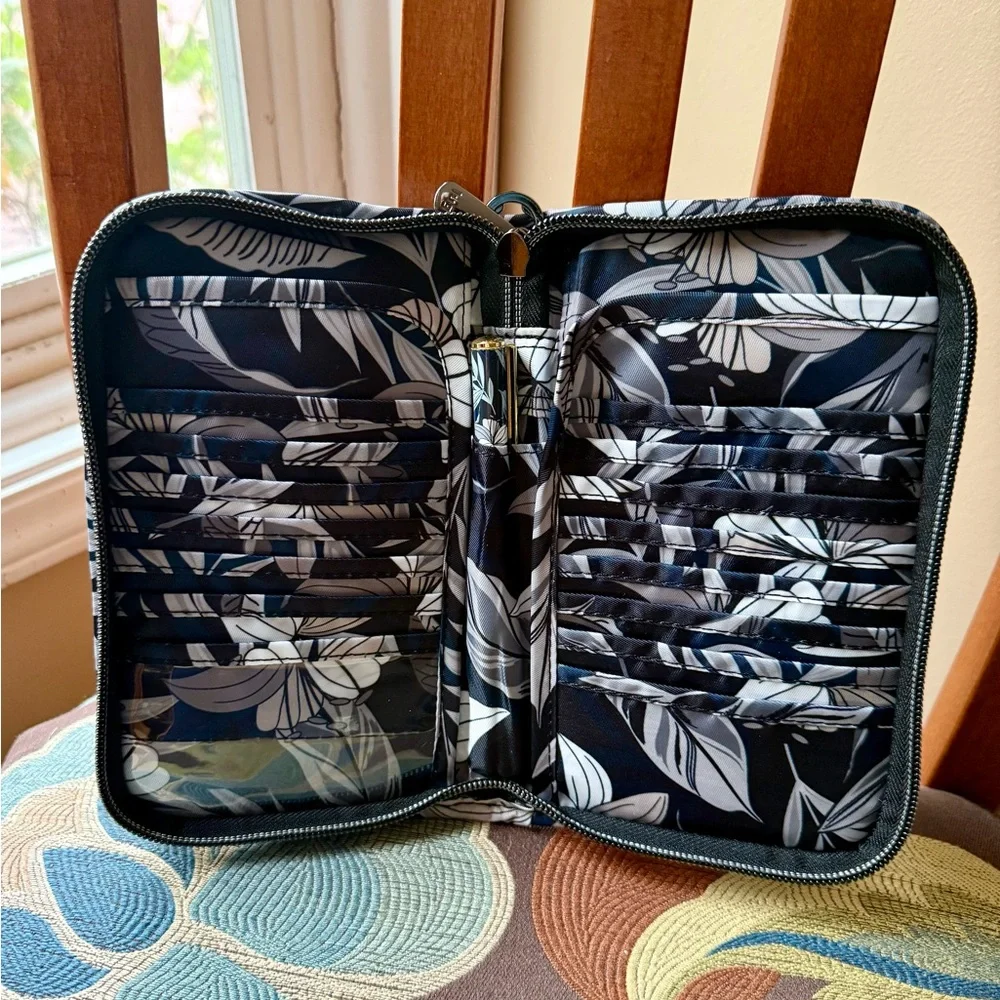LUG Tandem Zip wallet in Lily Black RFID - Picture 3 of 4